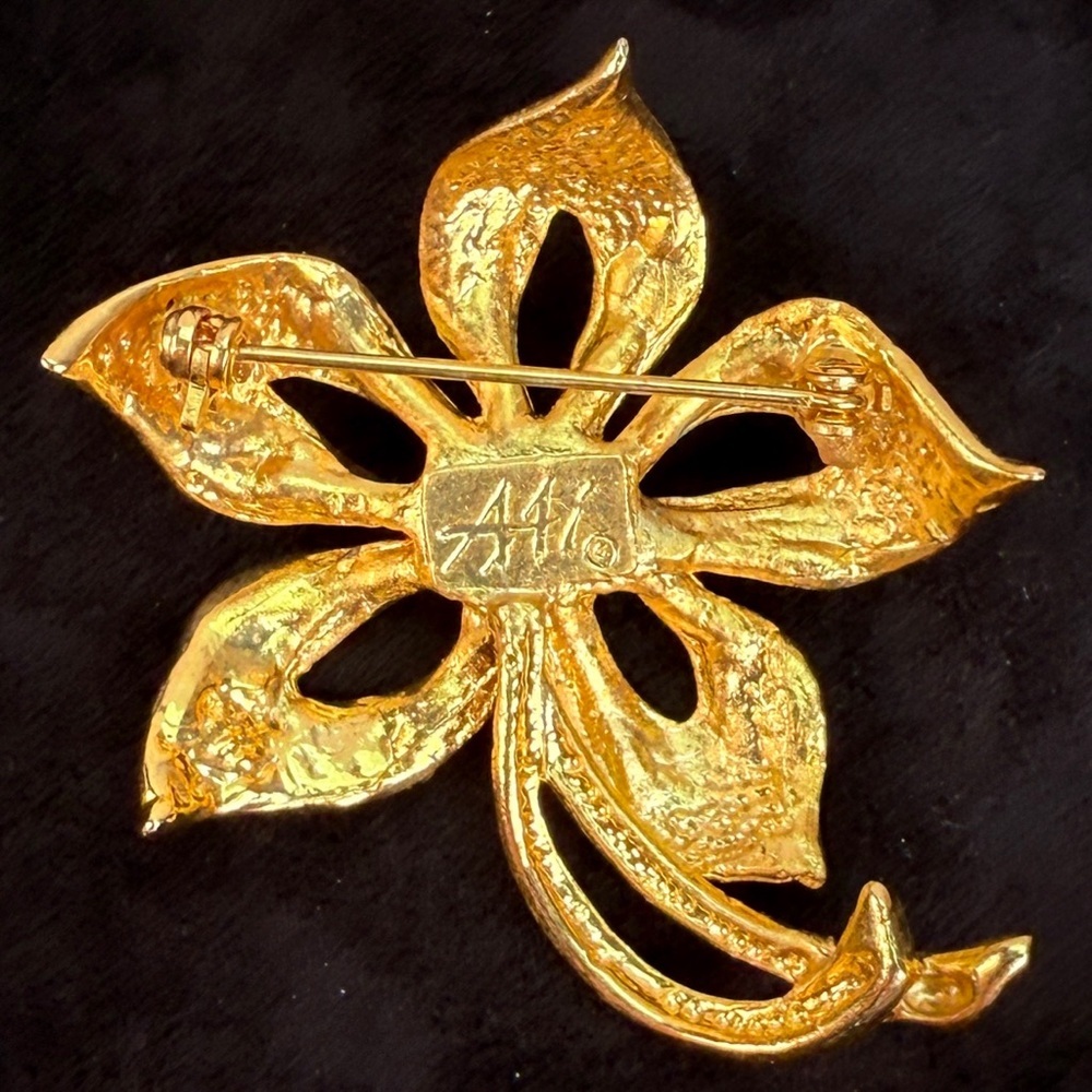 Vintage goldtone with faux pearl flower brooch pin - Picture 3 of 7